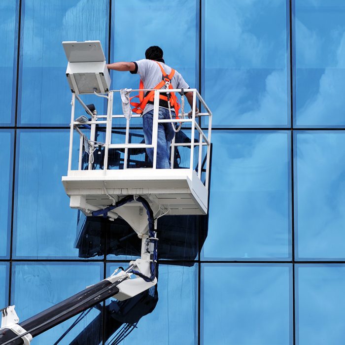 nacelle élévatrice agent entretien nettoyage vitres immeubles grande hauteur